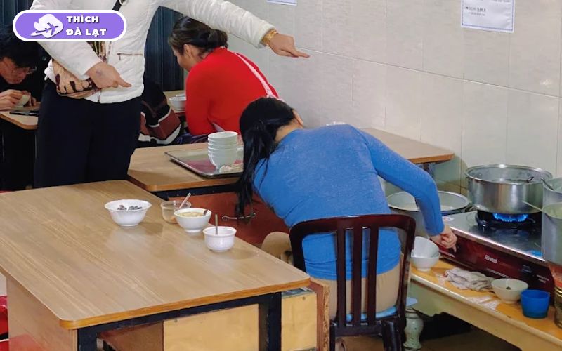 Quán chè Hé Đà Lạt nổi tiếng với phong cách mở cửa hé độc đáo 11 chè hé đà lạt
