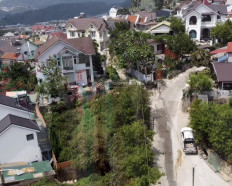 Mua Bán Nhà Đất Đường Thánh Tâm Đà Lạt: Cơ Hội An Cư Và Đầu Tư Giữa Lòng Thành Phố Sương Mù 5 Mô tả một lô đất hai mặt tiền tại trung tâm Đà Lạt, diện tích 272m2