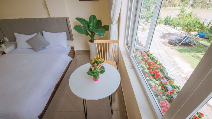 Top Khách Sạn Đường Hồ Tùng Mậu Đà Lạt: Gợi Ý Đáng Giá Cho Chuyến Đi Hoàn Hảo 12 View Hồ Xuân Hương từ ban công Khách sạn Thắng Lập
