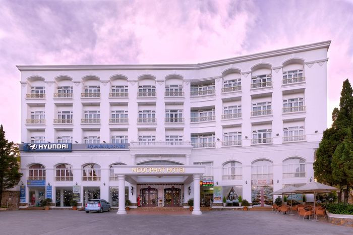 Top Khách Sạn Đường Hồ Tùng Mậu Đà Lạt: Gợi Ý Đáng Giá Cho Chuyến Đi Hoàn Hảo 15 Kiến trúc hiện đại của Khách sạn Ngọc Phát