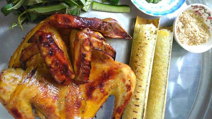 Du Lịch Đà Lạt Tháng 5: Trọn Bộ Kinh Nghiệm Từ A Đến Z Cùng Thích Đà Lạt 31 Cơm lam được nấu chín trong ống tre, ăn kèm gà nướng thơm lừng