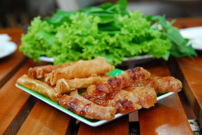 Du Lịch Đà Lạt Tháng 5: Trọn Bộ Kinh Nghiệm Từ A Đến Z Cùng Thích Đà Lạt 32 Nem nướng vàng ươm, ăn kèm rau sống và nước chấm
