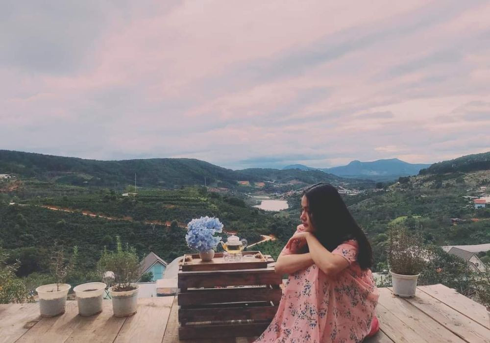 Top Homestay Đà Lạt Giá Rẻ: Lựa Chọn Lý Tưởng Cho Chuyến Đi Ngàn Hoa Thơ Mộng 15 Nhiên Homestay có khu vực chill có thể săn mây và hoàng hôn tuyệt đẹp