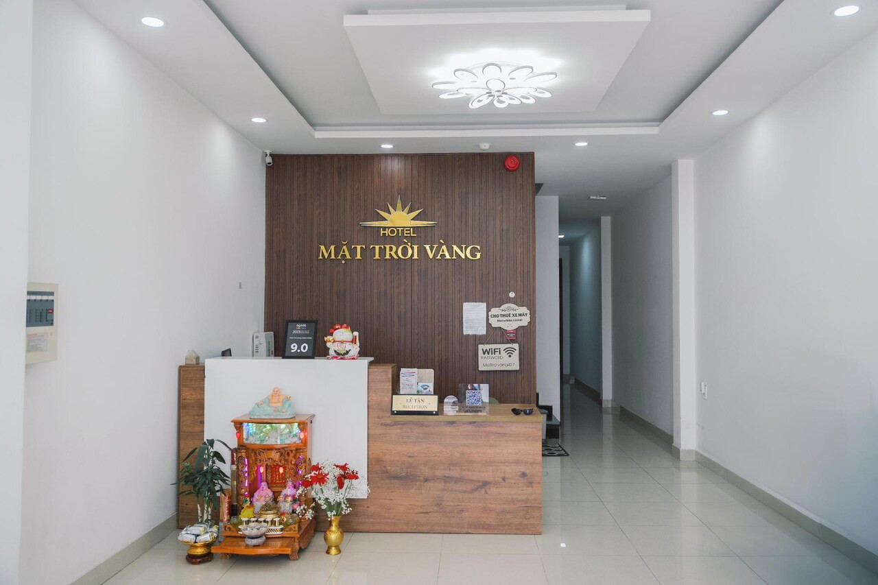Phòng ngủ Khách sạn Mặt Trời Vàng Đà Lạt với cửa sổ lớn