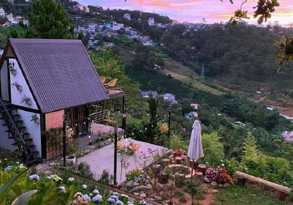 Top Homestay Đà Lạt Giá Rẻ: Lựa Chọn Lý Tưởng Cho Chuyến Đi Ngàn Hoa Thơ Mộng 11 Hoàng hôn tuyệt đẹp bên cạnh Homestay Leng keng