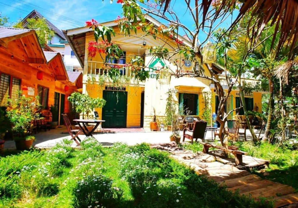 Top Homestay Đà Lạt Giá Rẻ: Lựa Chọn Lý Tưởng Cho Chuyến Đi Ngàn Hoa Thơ Mộng 12 Chậm homestay nổi bật với hiên nhà đầy nắng thơ mộng