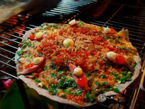 Bánh tráng nướng cô Phượng nóng giòn, thơm lừng giữa tiết trời Đà Lạt se lạnh