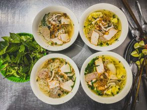 Thức Đêm Đà Lạt: Khám Phá Top 12 Địa Điểm "Ăn Đêm Đà Lạt" Ngon Quên Lối Về Cùng Thích Đà Lạt 15 Hủ tiếu Hoàng Hải với nước dùng ngọt thanh, là lựa chọn tuyệt vời cho buổi ăn đêm ở Đà Lạt