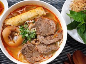 Thức Đêm Đà Lạt: Khám Phá Top 12 Địa Điểm "Ăn Đêm Đà Lạt" Ngon Quên Lối Về Cùng Thích Đà Lạt 16 Bún bò Hạnh với thịt bò mềm ngon và nước dùng đậm đà, làm ấm lòng du khách giữa đêm Đà Lạt