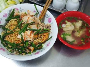 Thức Đêm Đà Lạt: Khám Phá Top 12 Địa Điểm "Ăn Đêm Đà Lạt" Ngon Quên Lối Về Cùng Thích Đà Lạt 17 Tiệm mì Vĩnh Lợi với món mì người Hoa đặc trưng, là lựa chọn lý tưởng cho bữa ăn đêm ở Đà Lạt
