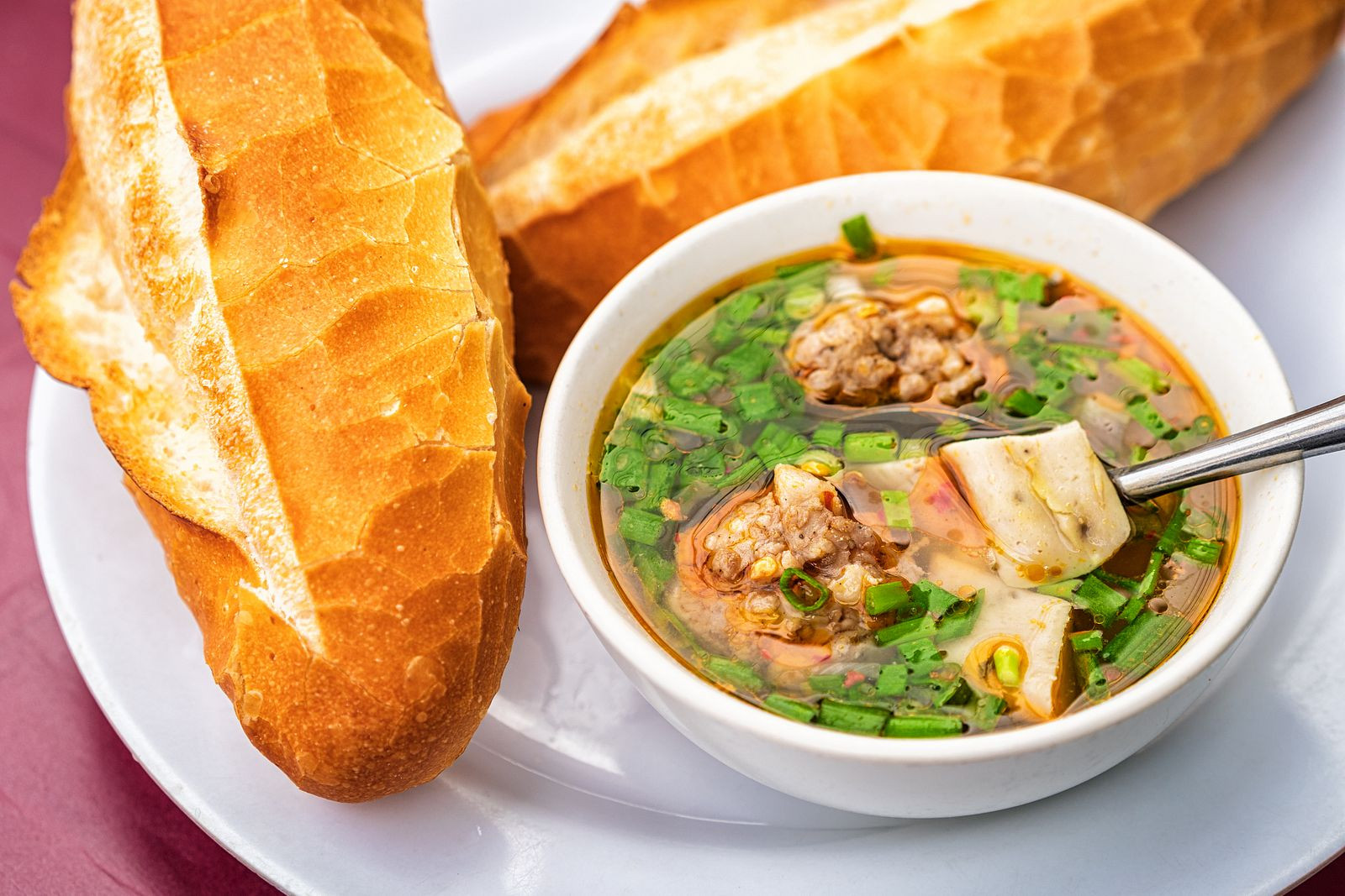 Bánh mì xíu mại nóng hổi, thơm ngon tại Đà Lạt