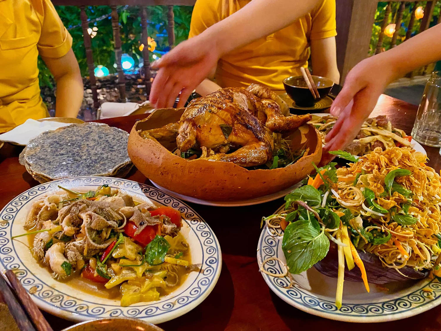 Khám phá tinh hoa ẩm thực: Ăn gì ở Đà Lạt từ sáng sớm đến đêm khuya? 8 Thưởng thức món gà đập lu độc đáo, da vàng giòn rụm