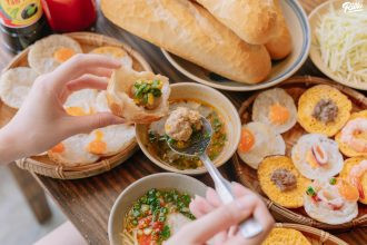 Khám Phá Thiên Đường Ẩm Thực Khi Ăn Tối Đà Lạt: Từ Phố Núi Sang Trọng Đến Món Ngon Vỉa Hè 13 Bánh mì xíu mại nóng hổi tại Tiệm ăn Bếp Đà Lạt, một món ăn tối Đà Lạt được nhiều người yêu thích