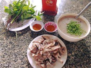 Khám Phá Thiên Đường Ăn Vặt Đà Lạt: Từ Món Nóng Hổi Đến Thanh Mát Quyến Rũ 10 Lót dạ bằng bát cháo lòng nóng hổi