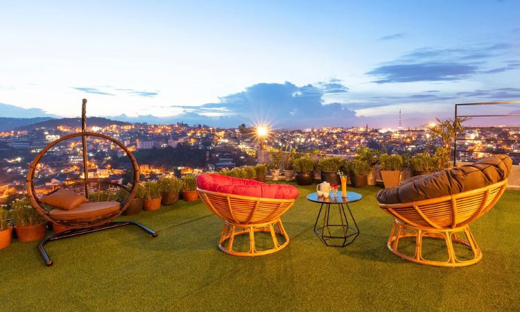 Khám Phá Hương Vị Bữa Sáng Đà Lạt: Từ Quán Cổ Đến Cafe View Triệu Đô 21 View quán cafe Dalat Golf trên tầng thượng đầy nắng và gió