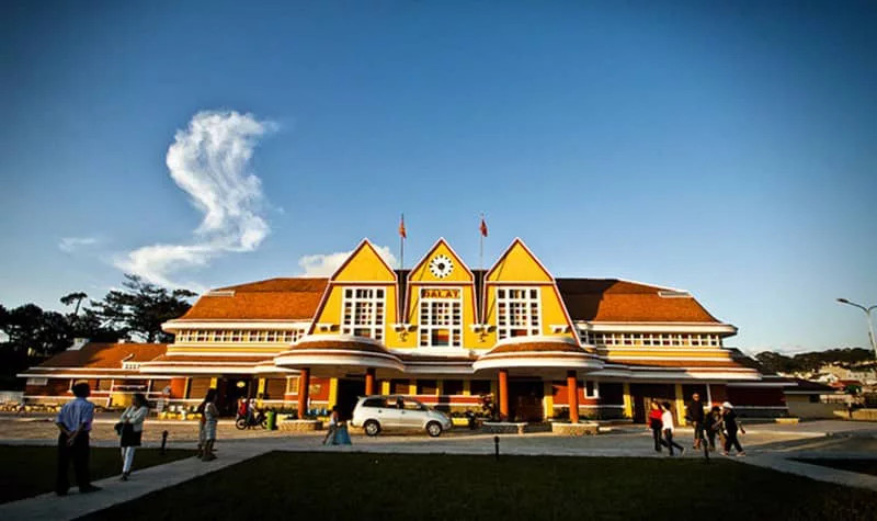 Du lịch Đà Lạt tháng 9: Khám phá Mùa Thu Mộng Mơ và Sắc Hoa Dã Quỳ Rực Rỡ 14 Đến tham quan nhà ga xe lửa lúc Đà Lạt