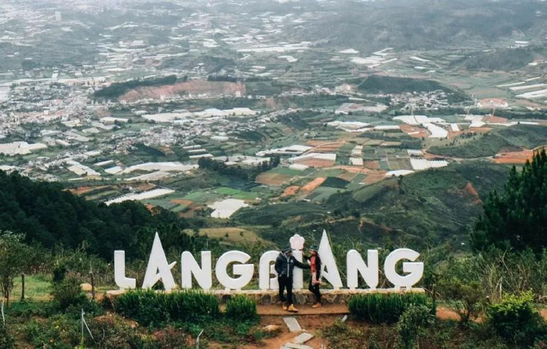 Du lịch Đà Lạt tháng 9: Khám phá Mùa Thu Mộng Mơ và Sắc Hoa Dã Quỳ Rực Rỡ 16 Đến tham quan khu du lịch Núi Langbiang