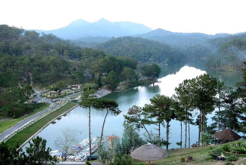 Du lịch Đà Lạt tháng 9: Khám phá Mùa Thu Mộng Mơ và Sắc Hoa Dã Quỳ Rực Rỡ 15 Đến tham quan Thung lũng tình yêu tại Đà Lạt