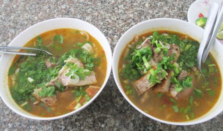 Tô bánh canh nóng hổi, hấp dẫn tại quán Xuân An