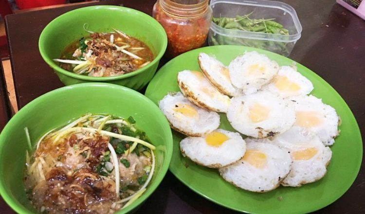 Khám Phá Hương Vị Bữa Sáng Đà Lạt: Từ Quán Cổ Đến Cafe View Triệu Đô 16 Bánh căn Nhà Chung với lớp bột giòn rụm và nhân hấp dẫn
