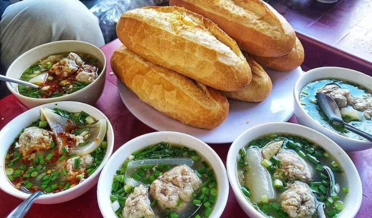 Khám Phá Hương Vị Bữa Sáng Đà Lạt: Từ Quán Cổ Đến Cafe View Triệu Đô 17 Bánh mì xíu mại là một món ăn sáng Đà Lạt nổi tiếng
