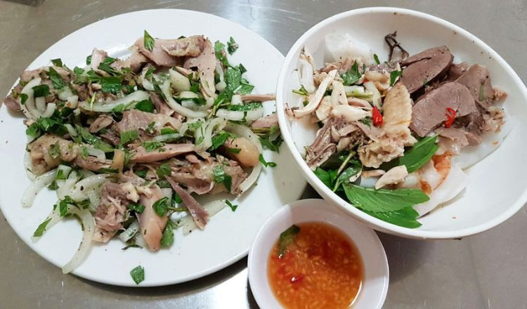 Khám Phá Hương Vị Bữa Sáng Đà Lạt: Từ Quán Cổ Đến Cafe View Triệu Đô 18 Bánh ướt lòng gà Trang, món ăn sáng Đà Lạt được nhiều thực khách yêu thích