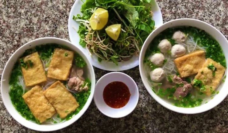 Khám Phá Hương Vị Bữa Sáng Đà Lạt: Từ Quán Cổ Đến Cafe View Triệu Đô 15 Bún mọc gia truyền Bà Năm với những viên mọc béo ngậy