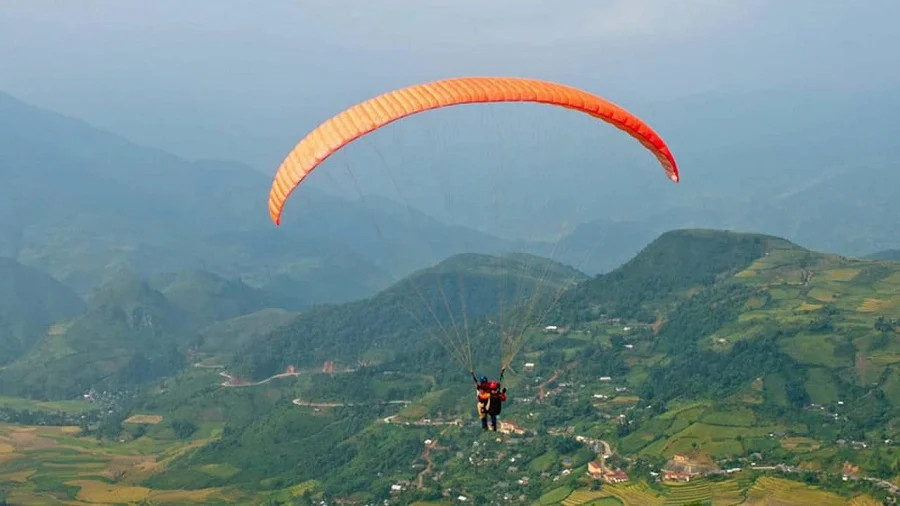 Chinh Phục Đỉnh Langbiang – "Nóc Nhà" Huyền Thoại Của Đà Lạt 23 Du khách chuẩn bị bay dù lượn từ Đỉnh Langbiang