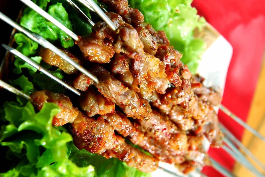 Chinh Phục Đỉnh Langbiang – "Nóc Nhà" Huyền Thoại Của Đà Lạt 32 Thịt heo rừng nướng ngói đậm đà hương vị