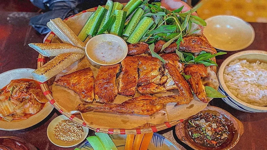Chinh Phục Đỉnh Langbiang – "Nóc Nhà" Huyền Thoại Của Đà Lạt 34 Gà đồi nướng vàng ươm, thơm lừng