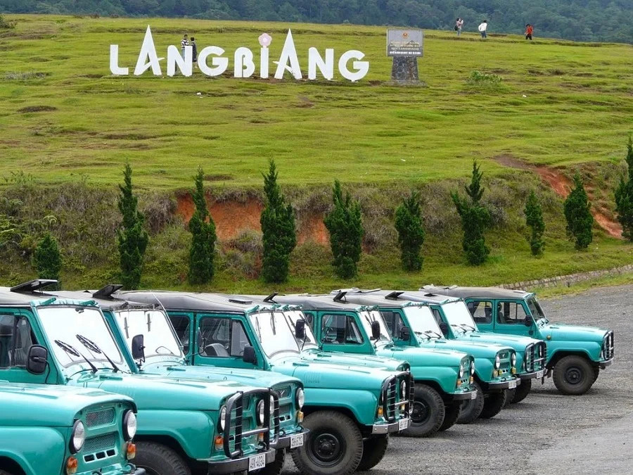 Chinh Phục Đỉnh Langbiang – "Nóc Nhà" Huyền Thoại Của Đà Lạt 21 Du khách trải nghiệm đi xe Jeep lên Đồi Radar