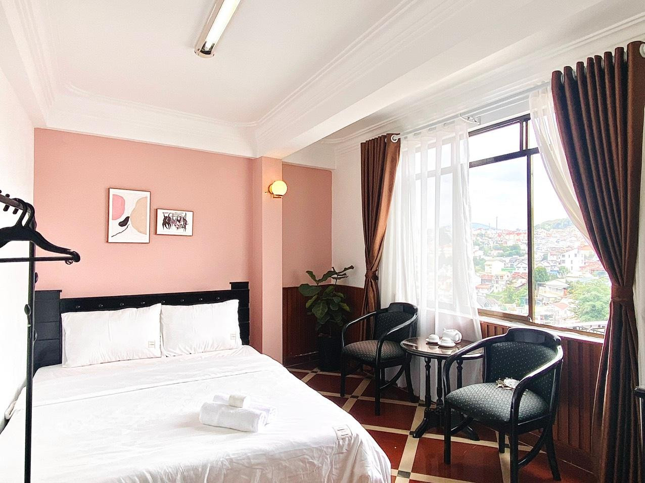 Nội thất phòng khách hiện đại tại Chill House Dalat Hotel