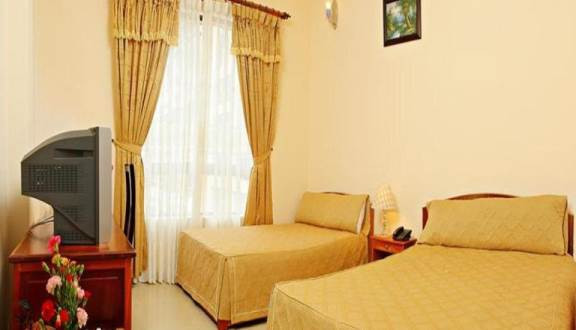 Khám Phá Khách Sạn Đường Nguyễn Thị Minh Khai Đà Lạt: Trải Nghiệm Trung Tâm Thành Phố Mộng Mơ 10 Mặt tiền khách sạn Gold Night Hotel với màu sắc ấm áp