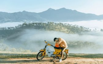 Săn Mây Đà Lạt: Bắt Trọn Khoảnh Khắc Bồng Bềnh Xứ Sở Sương Mù 12 Khung cảnh nên thơ tại đồi Du Sinh vào sáng sớm