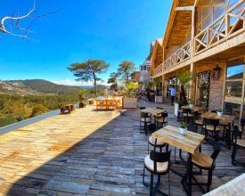 Săn Mây Đà Lạt: Bắt Trọn Khoảnh Khắc Bồng Bềnh Xứ Sở Sương Mù 16 Bình Minh Ơi cafe với tone gỗ ấm cúng và nhiều góc sống ảo