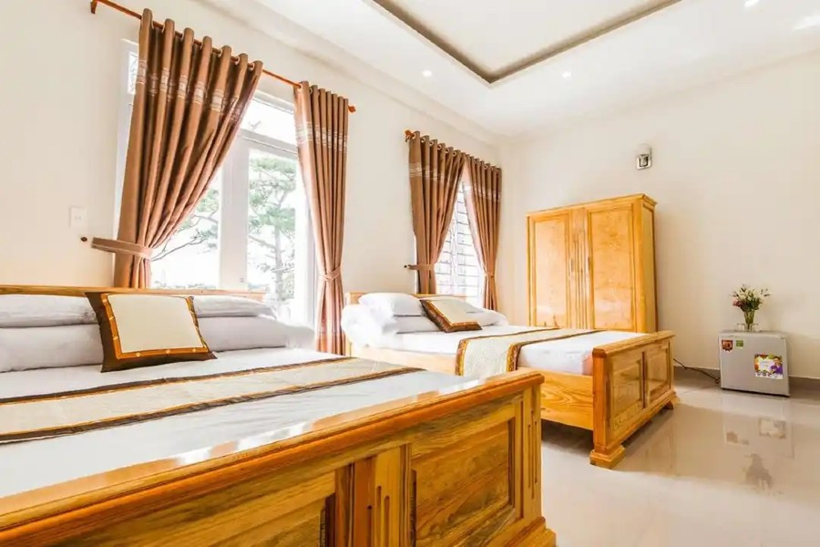 Top 10 Khách Sạn Đà Lạt 2 Sao Đáng Đồng Tiền Nhất Cho Chuyến Đi Ngàn Hoa 19 Phòng nghỉ ở khách sạn Bốn Mùa có thiết kế cửa sổ mở giúp đón gió và ánh sáng tự nhiên từ ngoài vào