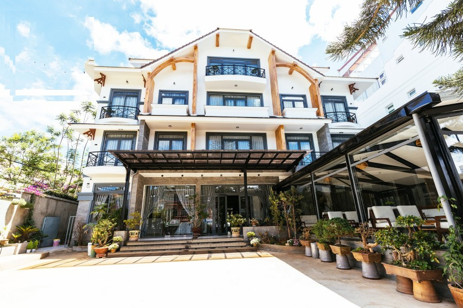 Minh Chi Hotel nổi bật giữa trung tâm thành phố Đà Lạt với kiến trúc Bắc Âu