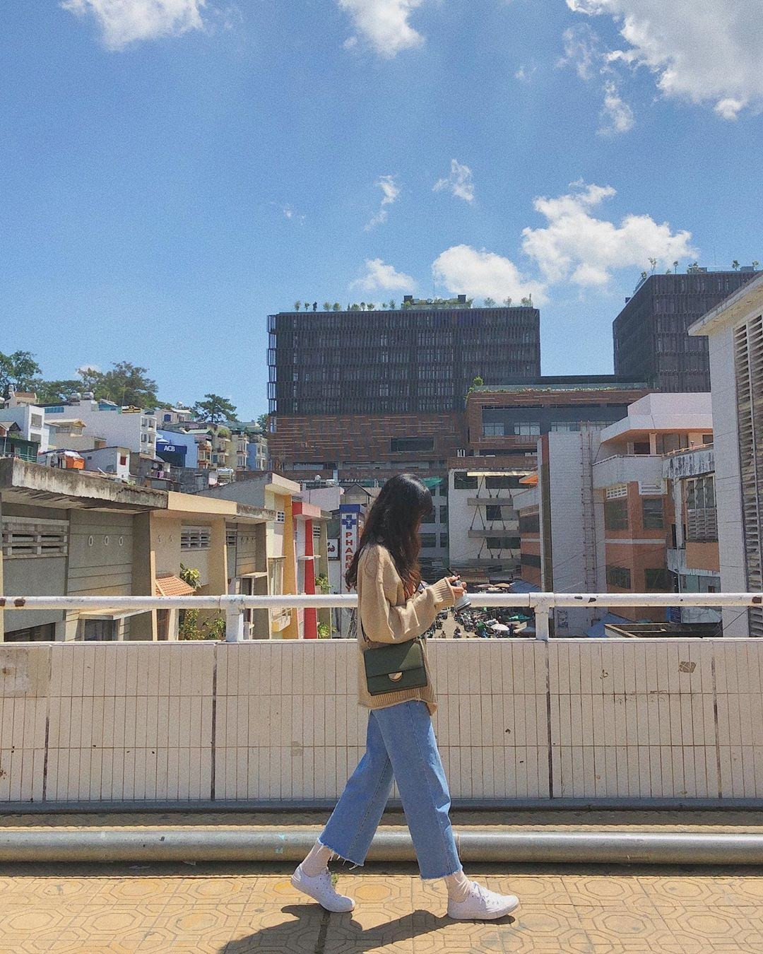 Xe Buôn Ma Thuột đi Đà Lạt: Cập nhật lộ trình và nhà xe chất lượng cho chuyến đi trọn vẹn 10 Bình minh yên bình trên một góc phố Đà Lạt