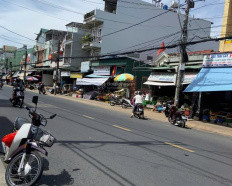 Một căn nhà cấp 4 cũ trên mảnh đất rộng tại Đà Lạt đang chờ được cải tạo