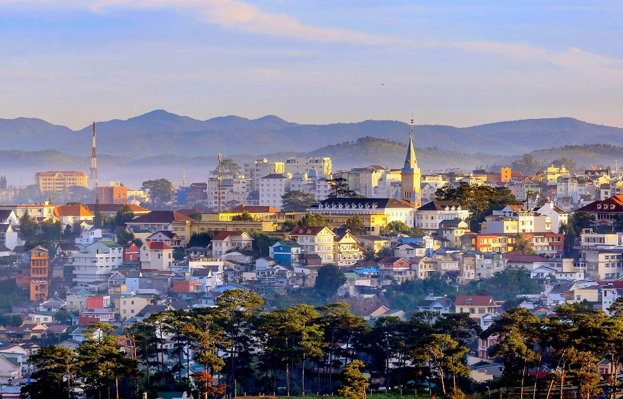 Đà Lạt Nằm Trên Cao Nguyên Nào? Khám Phá Nét Độc Đáo Của Phố Núi Mộng Mơ 7 Những ngọn đồi xanh mướt uốn lượn tại Đà Lạt, minh chứng cho địa hình đặc trưng của cao nguyên