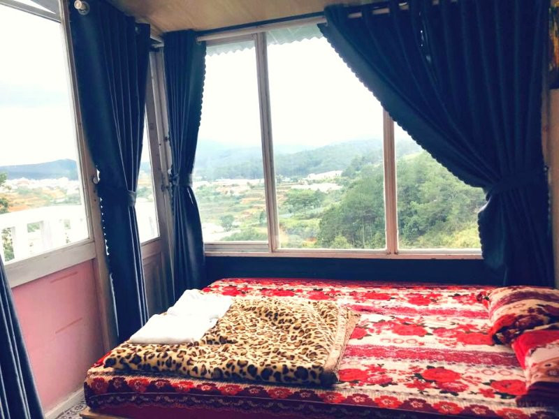 Thung Lũng Mây Homestay Đà Lạt: Chốn bồng lai giữa lòng thành phố ngàn hoa 9 Nội thất phòng kính hiện đại với tầm nhìn rộng mở ra thung lũng xanh mướt