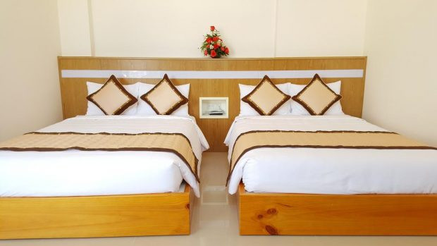 Ẩm thực, Nghỉ dưỡng & Khám phá: Khách sạn Đường Trương Công Định Đà Lạt – Phố Tây Nhộn Nhịp Giữa Lòng Thành Phố Sương Mù 6 Kiến trúc khách sạn Isana Hotel với tông màu trắng chủ đạo trên đường Trương Công Định