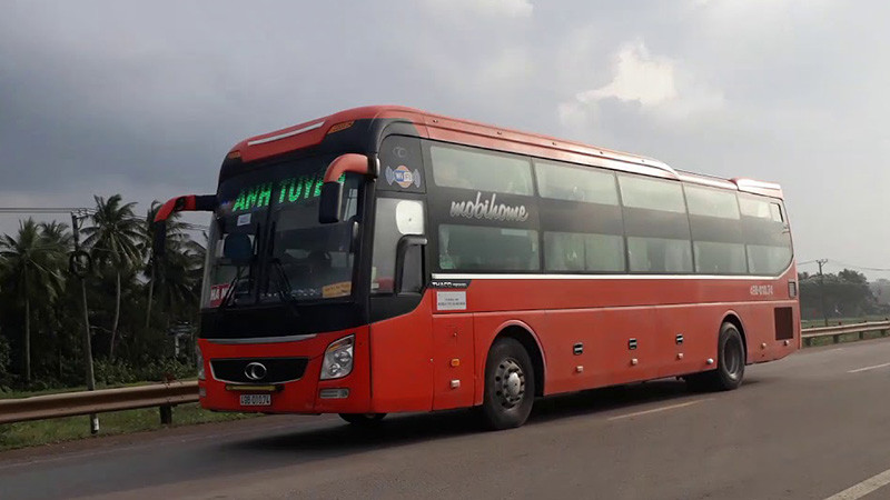 Khoảng Cách Đà Lạt Hải Phòng: Cẩm Nang Di Chuyển Chi Tiết Từ A Đến Z 7 Hình ảnh xe khách đang di chuyển, tượng trưng cho hành trình đường bộ dài ngày