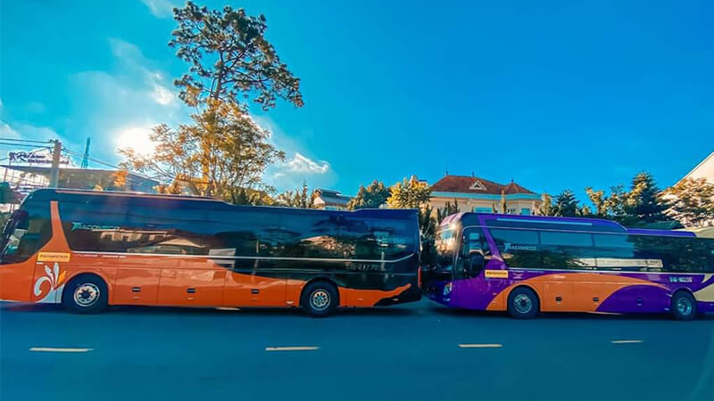Khám phá Khoảng Cách Quy Nhơn Đà Lạt: Cẩm nang di chuyển từ A đến Z 7 Xe khách đang di chuyển trên đường từ Quy Nhơn đến Đà Lạt