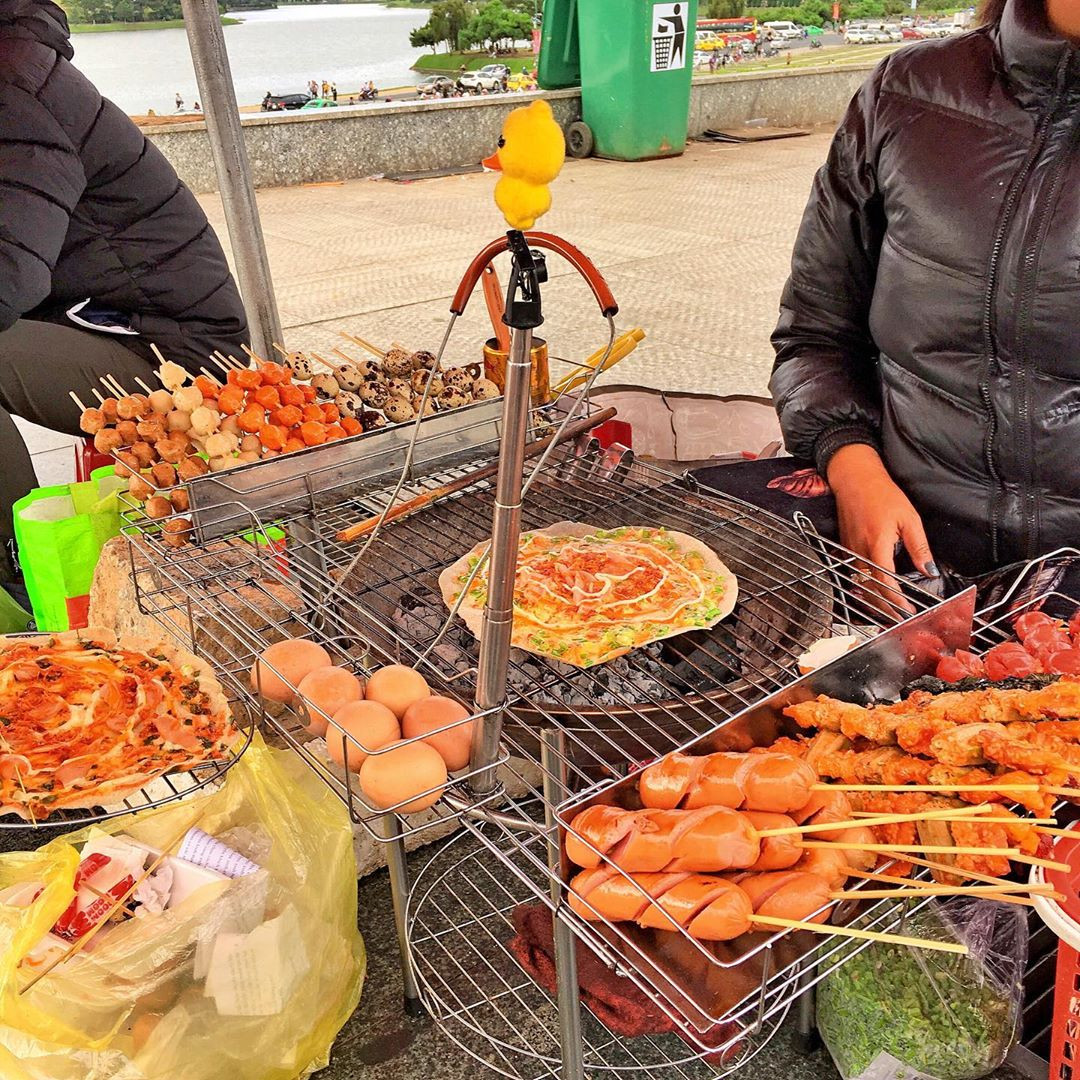 Du lịch Đà Lạt tháng 7: Khám phá vẻ đẹp lãng mạn mùa mưa và những trải nghiệm khó quên 7 Bánh tráng nướng - Món ăn ngon ở Đà Lạt