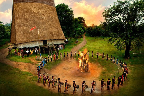 Đam Rông – Viên Ngọc Thô Của Lâm Đồng Chờ Bạn Khám Phá 5 Toàn cảnh một khu vực tại Đam Rông với những mái nhà truyền thống giữa vườn cây xanh