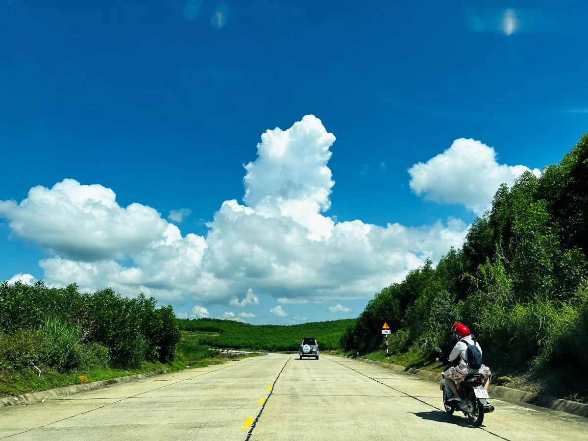 Khám phá hành trình: Phú Yên đi Đà Lạt bao nhiêu km và những trải nghiệm đáng nhớ 8 Du khách trên xe máy dừng chân tại điểm ngắm cảnh đồi núi