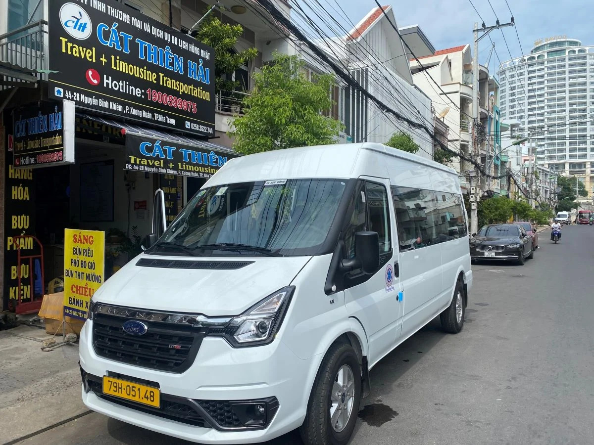 Khám phá hành trình: Phú Yên đi Đà Lạt bao nhiêu km và những trải nghiệm đáng nhớ 9 Xe khách di chuyển trên đường đèo với khung cảnh núi non