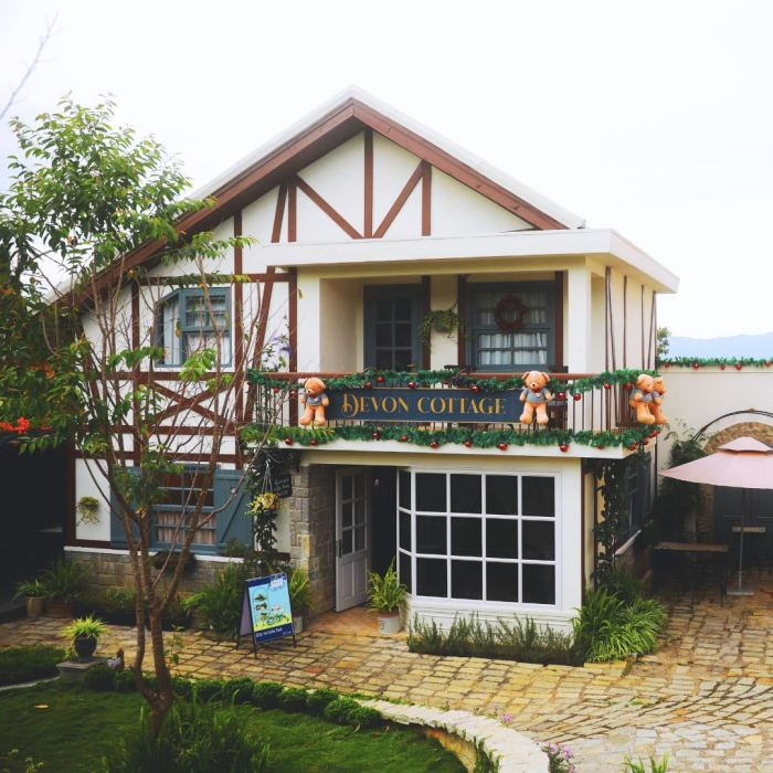 Khám Phá Những Toạ Độ Check-in Ở Đường Cô Giang Đà Lạt Đậm Chất Thơ Mộng 9 Tiệm trà Devons với ngôi nhà trắng và vườn hoa lãng mạn