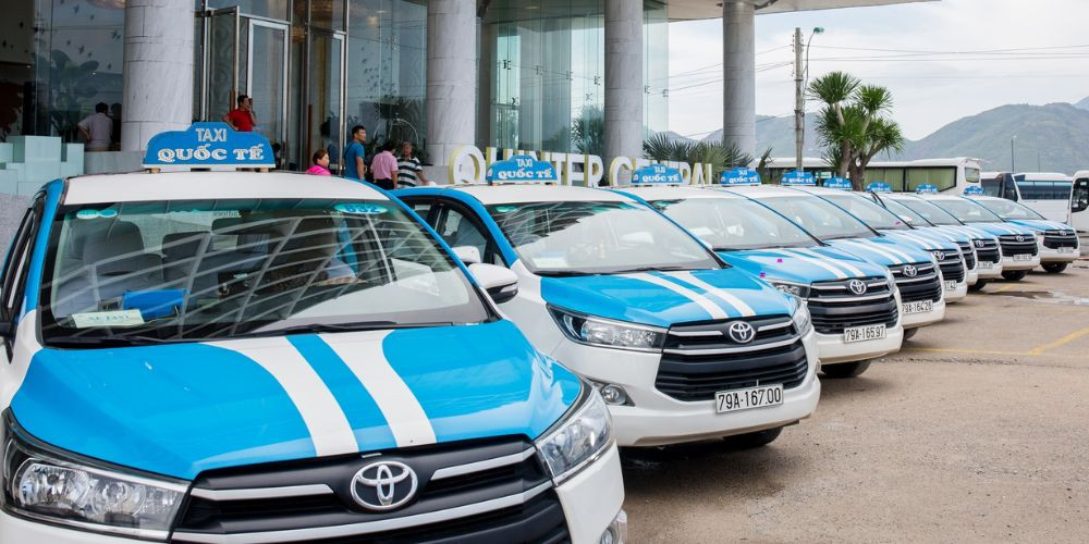 Hành Trình Khám Phá Đà Lạt Dễ Dàng: Top Các Hãng Taxi Đà Lạt Uy Tín & Giá Tốt Nhất 9 Taxi Quốc Tế dễ dàng nhận diện với màu trắng - xanh dương đặt trưng
